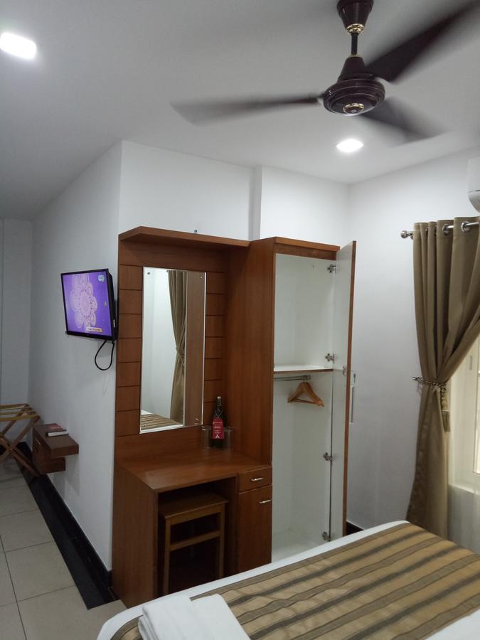 Pgs Inn Kochi Buitenkant foto